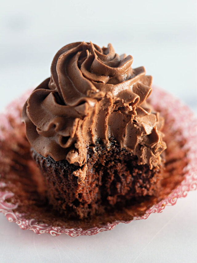 Chocolate-Cupcake-with-Chocolate-Buttercream-18