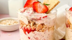 STRAWBERRY CHEESECAKE OVERNIGHT OATS