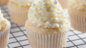 White WeddiNg Cupcakes 