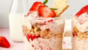 STRAWBERRY CHEESECAKE OVERNIGHT OATS