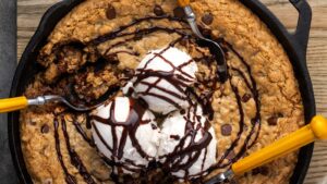 Easy Oatmeal Skillet Cookie