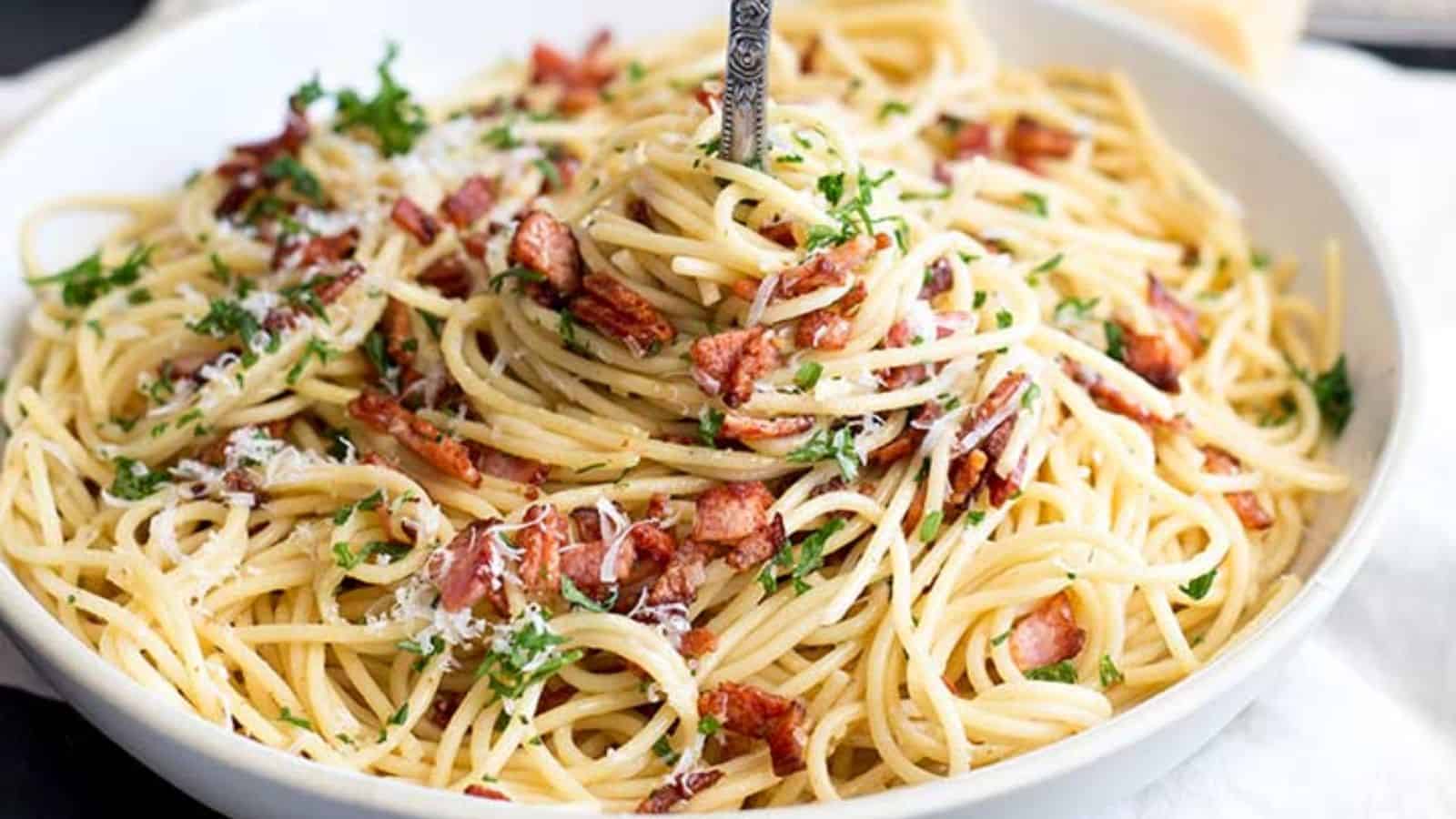 Easy Garlic Bacon Pasta