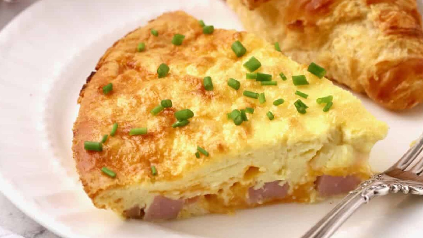 Easy Crustless Ham and Cheese Quiche