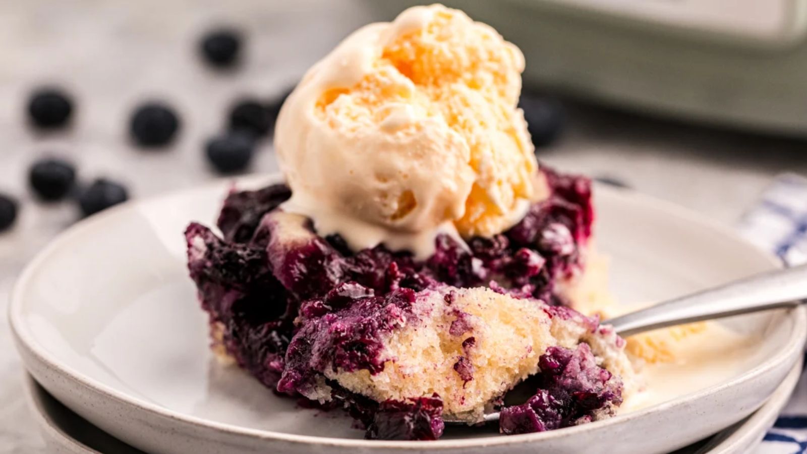 Slow Cooker Blueberry Cobbler