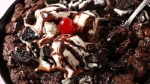 Skillet Brownie with Oreos