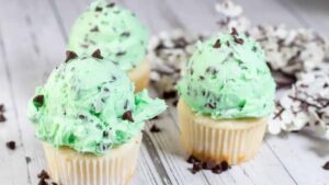 Mint Chocolate Chip Buttercream Frosting