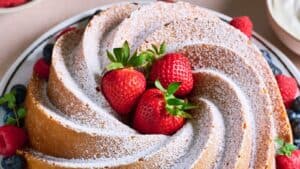 16 Vintage Cakes That Bring Back the Best Sweet Memories