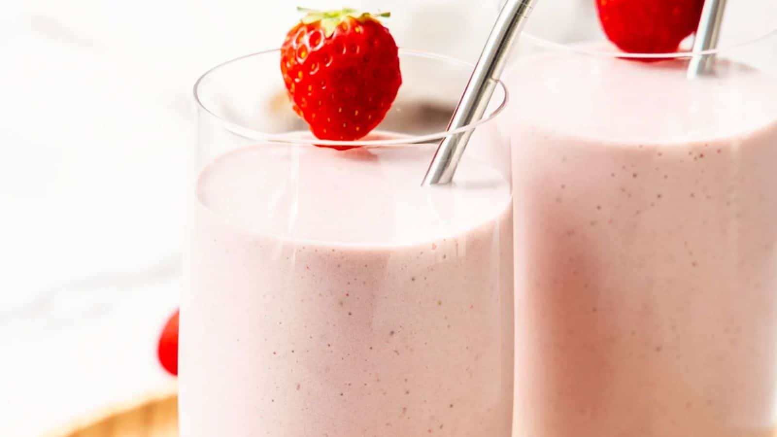 STRAWBERRY BANANA TOFU SMOOTHIE