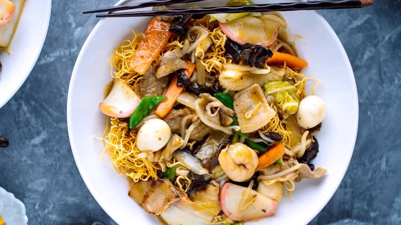 Sara Udon (Crispy Noodles with Seafood)